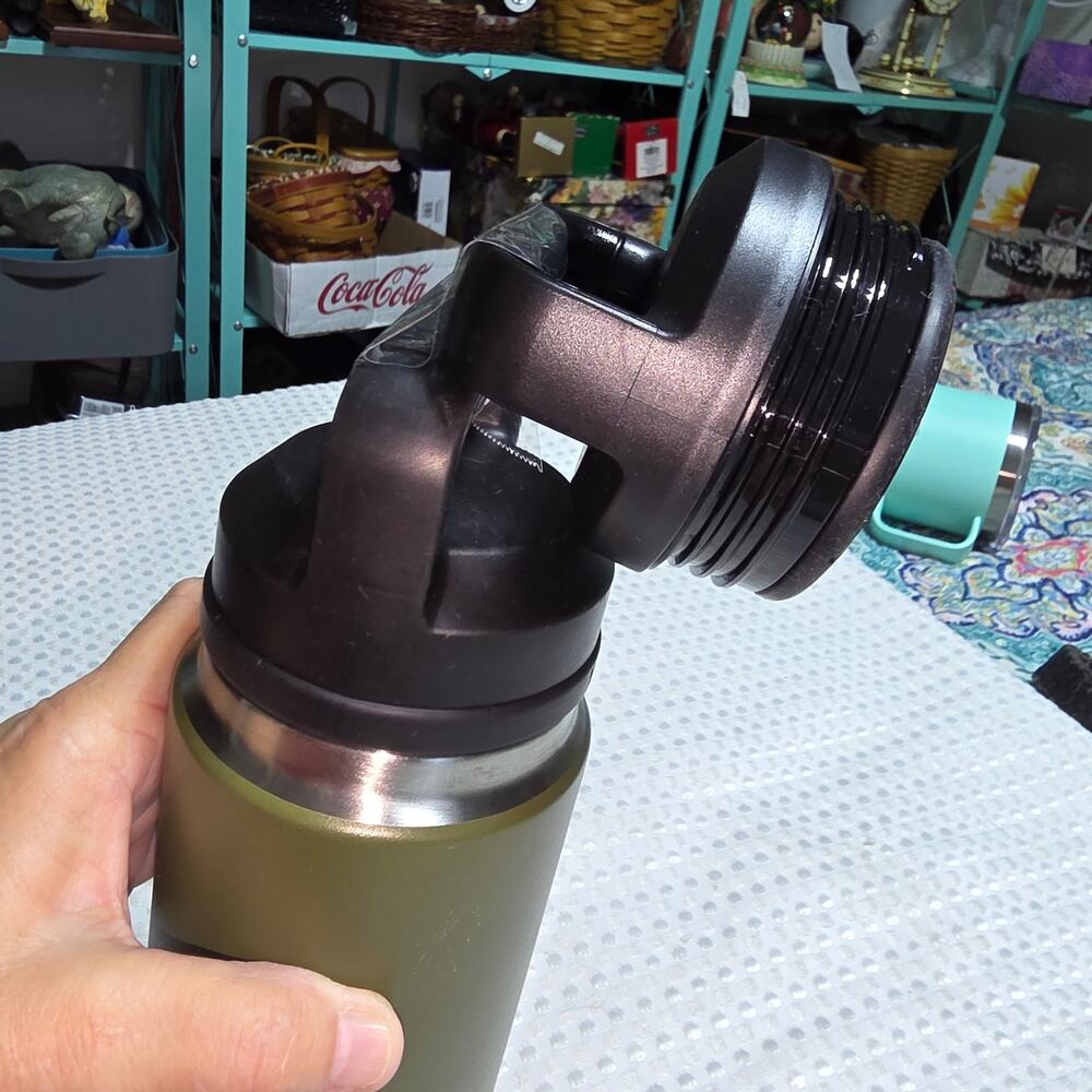 YETI 18 oz  WATER BOTTLE WITH 2 LIDS - Picture 3 of 4